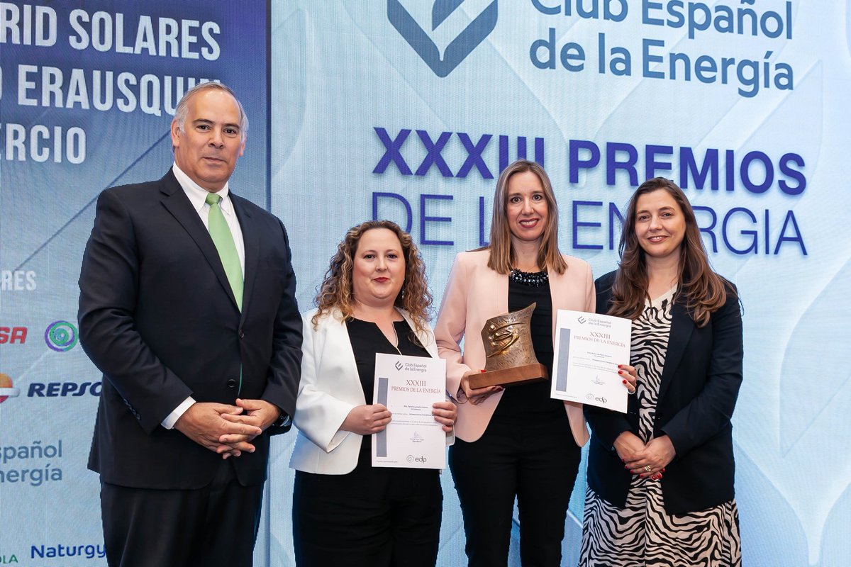 NoeliaErausquin's tweet photo. Muy orgullosa de recibir junto a @paloma_lamadrid uno de los premios de @Enerclub de esta edición por las informaciones periodísticas que hacemos en @elcomerciodigit sobre energía https://t.co/2aOaCLXQp1