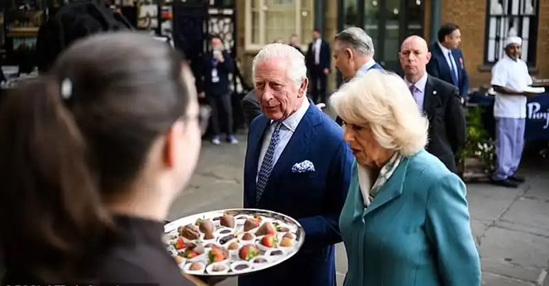 Kral 3. Charles ve Kraliçe Camilla, bütün dünyayı ekrana kilitleyen taç giyme töreninden sonra ilk kez halk içine çıktı. Covent Garden'a giden Kral ve Kraliçe Türk markası olan Godiva’da çikolatalı çilek yedi.🇹🇷