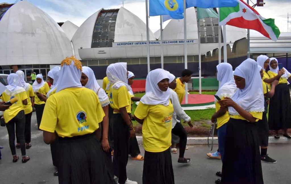 RTNBurundi's tweet photo. Des travailleurs migrants se rendent officiellement en #Arabie_Saoudite conformément aux accords signés entre ce pays et le #Burundi. Ils ont des contrats de travail de 2 ans et ont été formés par la Société de formation professionnelle et placement de la main d'oeuvre #FPPM https://t.co/9JwBUBFVs6