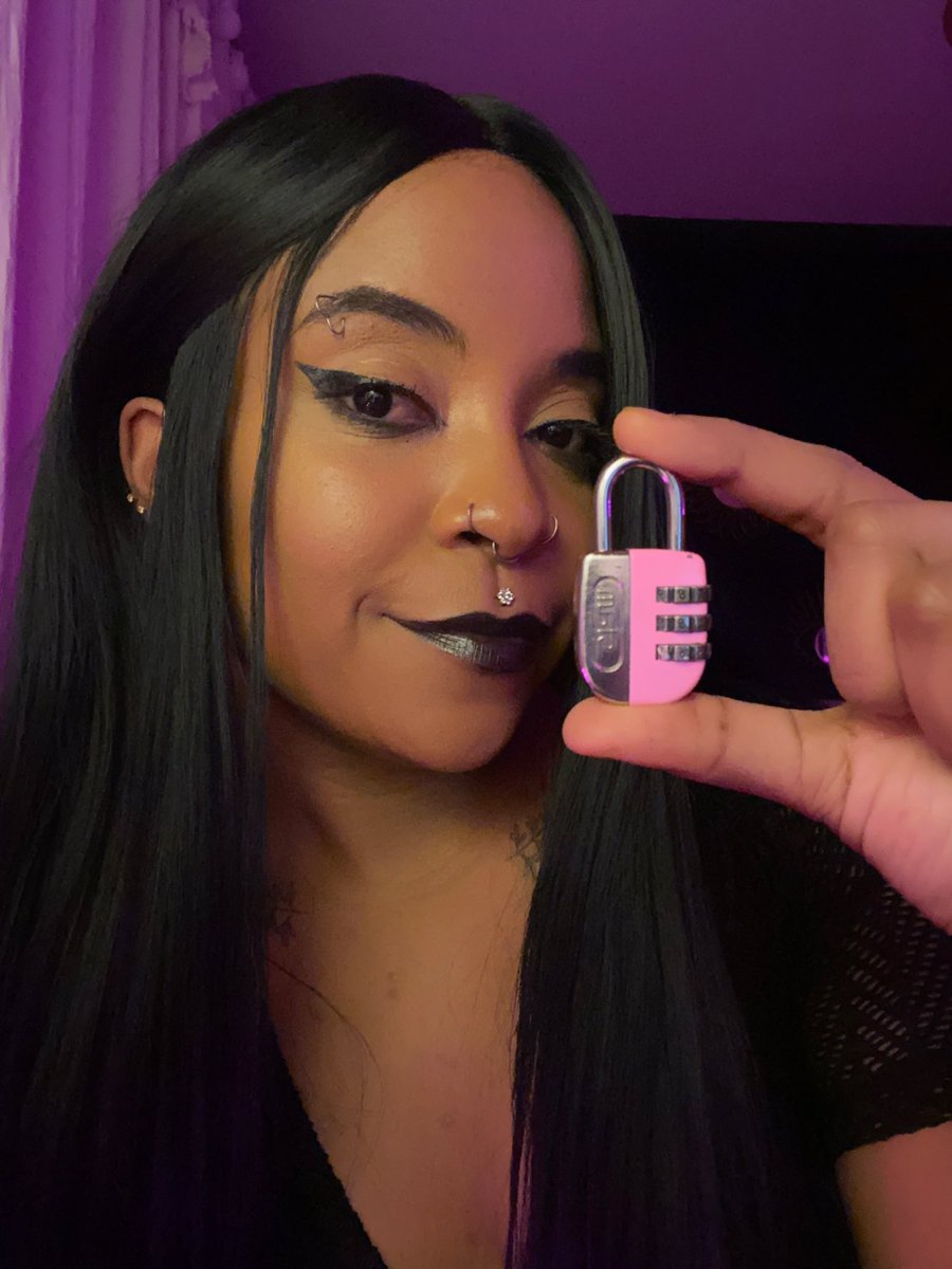 goddesssfox__'s tweet photo. O seu destino é ficar preso na gaiolinha. Essa minhoquinha desprezível que você tem no meio das pernas jamais deveria ser vista e nem tocada 🔐🐥

• findom femdom podolatria moneyslave SPH cuckold humiliation feet bdsm footfetish paypiggy castidade • https://t.co/BYkryeLbJS