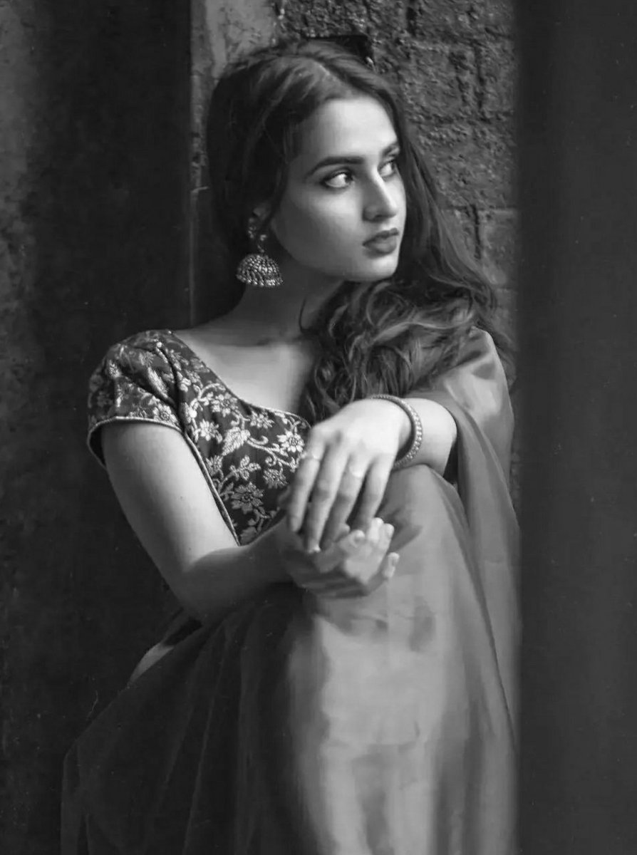 Nikita Jain (@nikitaj47076862) on Twitter photo <a href="/nauty_krish/">Krishna</a> <a href="/_Uske_khyaal/">लफ्ज़ और मैं</a> <a href="/luckysi1599/">Lucky Singh</a> <a href="/RaviP_RaviP/">Ravi P</a> <a href="/DileepK58123168/">Gautam dileep</a> <a href="/paglomaiya/">Paglomaiya</a> <a href="/A_lfaaz__/">..ll Manish ll..</a> <a href="/_Mr_Smoker/">Ť♓€ $♏🅾️K€®️ 🚬</a> 👌🥰🤗👌
वही तो
यादें क्यों नहीं बिछड़ जाती है,
लोग तो पल भर में बिछड़ जातें है💁🏻♀️
वैसे भी
बिछड़ कर भी क्या लौटेंगे वो,
साथ होकर भी हमारे नही थे जो...
राधे राधे
🥰❤️🤗
शुभ रात्रि <a href="/nauty_krish/">Krishna</a> <a href="/_Uske_khyaal/">लफ्ज़ और मैं</a> <a href="/luckysi1599/">Lucky Singh</a> <a href="/RaviP_RaviP/">Ravi P</a> <a href="/DileepK58123168/">Gautam dileep</a> <a href="/paglomaiya/">Paglomaiya</a> <a href="/A_lfaaz__/">..ll Manish ll..</a> <a href="/_Mr_Smoker/">Ť♓€ $♏🅾️K€®️ 🚬</a> 👌🥰🤗👌
वही तो
यादें क्यों नहीं बिछड़ जाती है,
लोग तो पल भर में बिछड़ जातें है💁🏻♀️
वैसे भी
बिछड़ कर भी क्या लौटेंगे वो,
साथ होकर भी हमारे नही थे जो...
राधे राधे
🥰❤️🤗
शुभ रात्रि