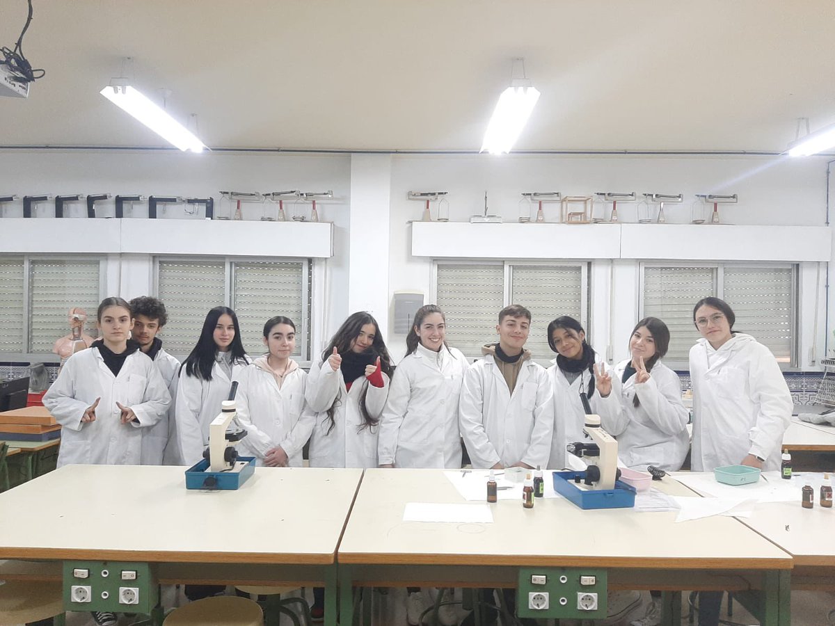 IesBarbara's tweet photo. 4°ESO B y 3°Diversificación realizando prácticas de tinción y observación de células vegetales en el laboratorio de Ciencias. https://t.co/fHwCS8sqnM