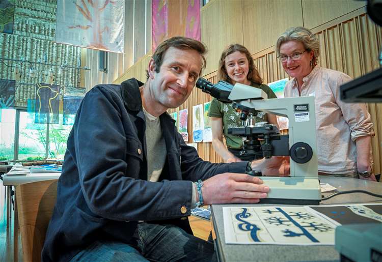 Jen McGaley (@jenmcgaley) on Twitter photo Mid-week #mycorrhiza 🍄
Mycorrhiza and microscopes in the newspaper! Expertly modelled by <a href="/RobGMacfarlane/">Robert Macfarlane</a>. It's been great fun to work with <a href="/CambridgeCandI/">Cambridge Curiosity and Imagination</a> on this project- combining art, science, nature, and some brilliantly enthusiastic school children⬇️
cambridgeindependent.co.uk/news/artscaper… Mid-week #mycorrhiza 🍄
Mycorrhiza and microscopes in the newspaper! Expertly modelled by <a href="/RobGMacfarlane/">Robert Macfarlane</a>. It's been great fun to work with <a href="/CambridgeCandI/">Cambridge Curiosity and Imagination</a> on this project- combining art, science, nature, and some brilliantly enthusiastic school children⬇️
cambridgeindependent.co.uk/news/artscaper…