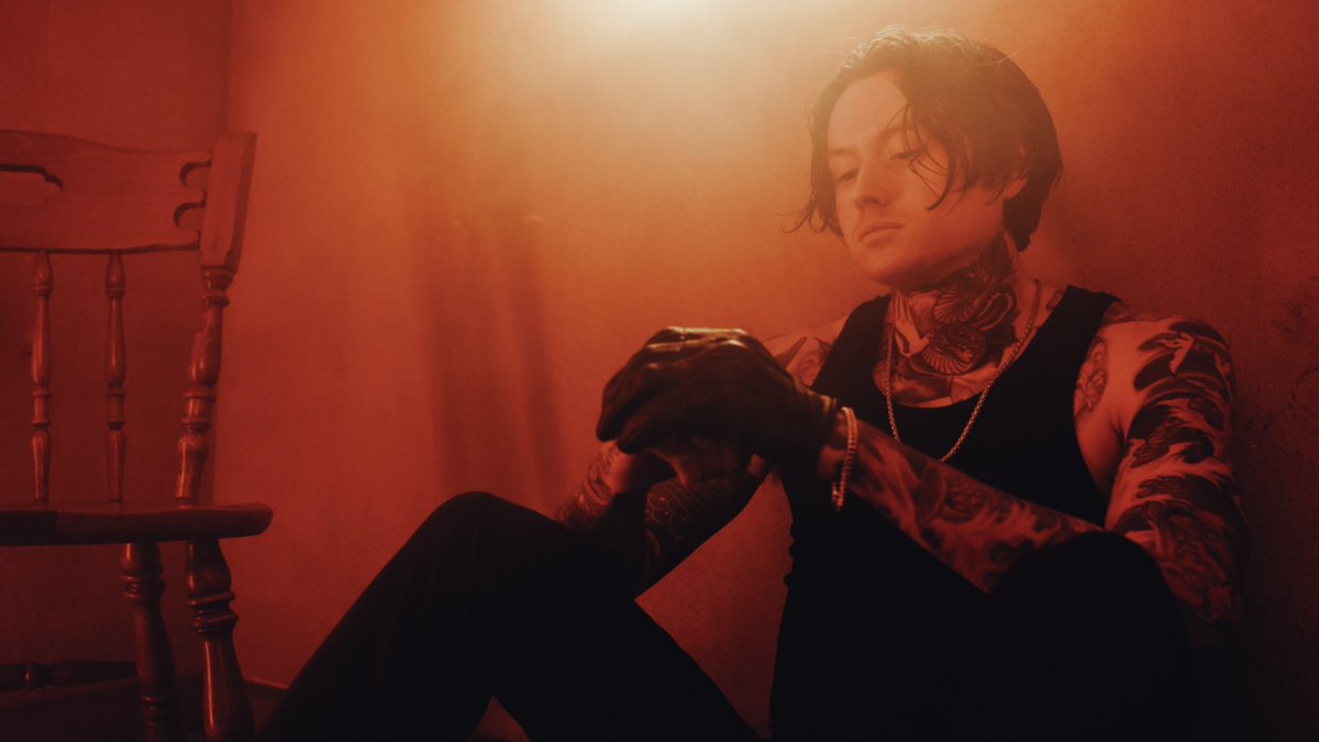 Revolvermag's tweet photo. 🔶 "Don't make me or BAD OMENS your life." 

NOAH SEBASTIAN got honest with us about TikTok stardom, toxic fame, transcending metalcore and finding happiness. 

🔸 Read our new cover story https://t.co/cLNilSkxMe https://t.co/7ehitedvBX