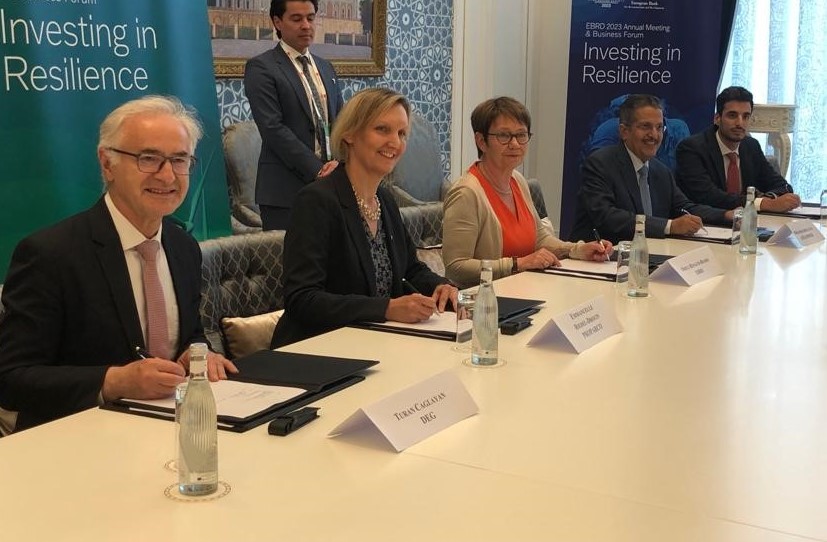 In 🇺🇿 Uzbekistan, Proparco, alongside #TeamEurope <a href="/EBRD/">The EBRD</a> &amp; <a href="/deginvest_int/">deginvest_int</a> is participating in the financing of the Nukus project, a 100MW onshore 🍃wind farm developed by <a href="/ACWAPower/">أكوا باور</a>, which will play a significant role in the country's energy transition ⚡
▶️bit.ly/3BxHA1F