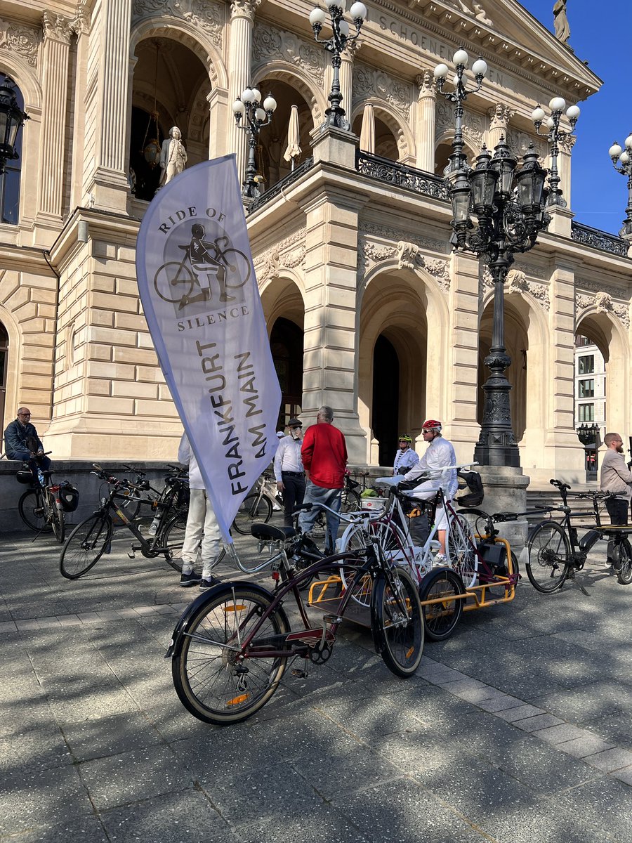 Um 18:00 Uhr geht es an der Alten Oper los
#RoS #RideOfSilence2023 #Frankfurt