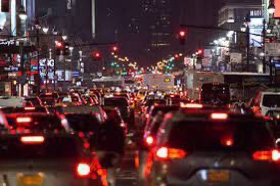 TribesBritannia's tweet photo. Oh my god! Look at how many vehicles were chasing Harry and Meghan through Manhattan!! https://t.co/E7zJo9Qs64