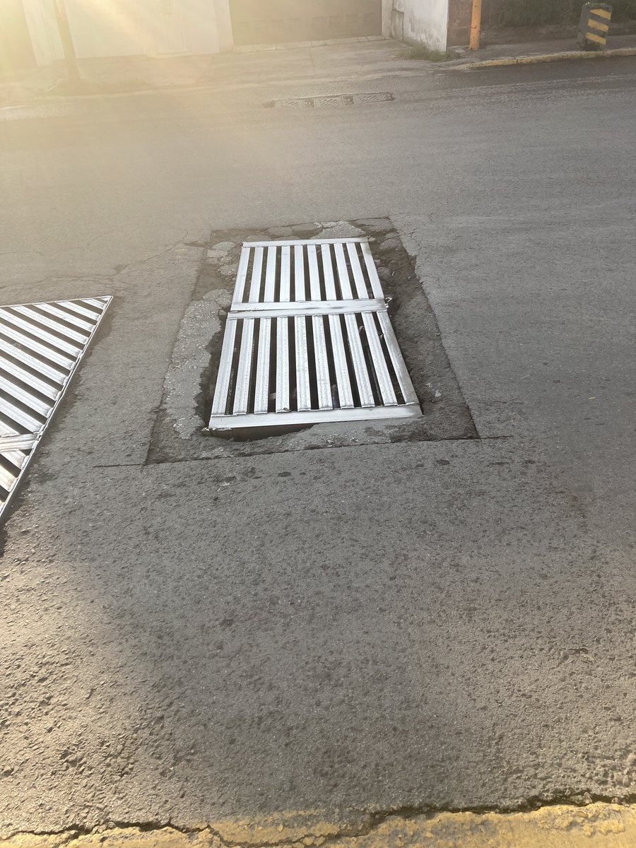 orosmagno's tweet photo. Coladeras poncha llantas en av. Jesús Carranza esq. Vasco de Quiroga. @TolucaGob su ayuda por favor @VialidadToluca @Asi_Sucede @PepeNader @oscarglenn @RaymundoMC https://t.co/z8rUSCJ9ds