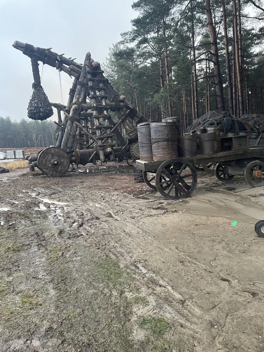 Another (Excl) shot of the trebuchet with a wagon next to it.