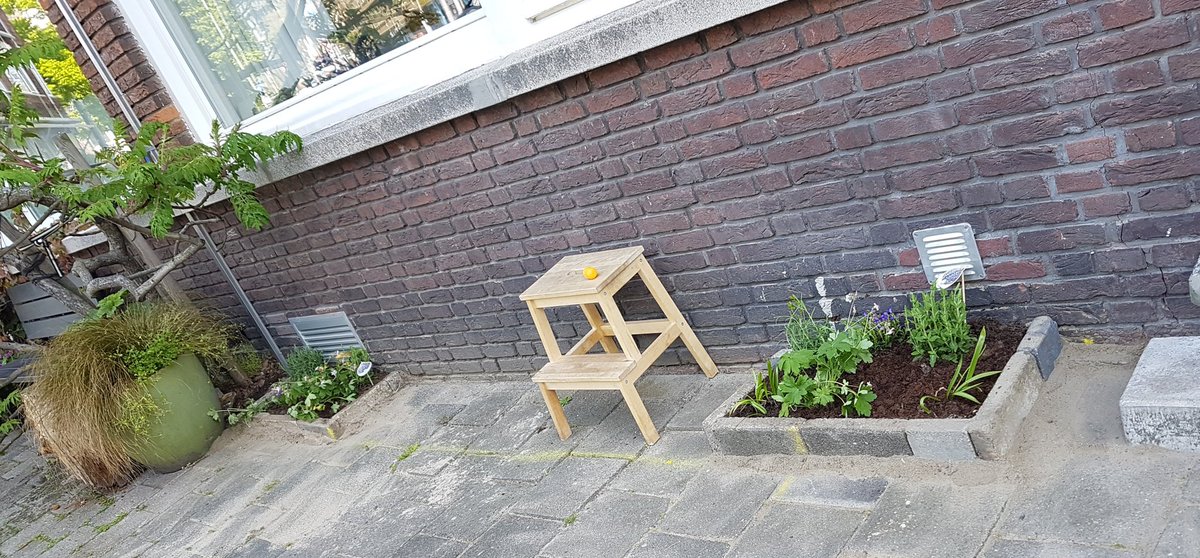 KarinPadmos's tweet photo. #klusjetussendoor #geveltuin aanleg. De bewoners uit #blijdorp hebben gekozen voor 2 mini geveltuintjes, zodat er ook nog plaats is voor een bankje. Heerlijk toch? #GroenNoord doet graag mee aan #tegelwippen. #weesplantjes #elketegeltelt dus #tegelseruit #groenerin
@tegelwippen https://t.co/qcApoSNlge