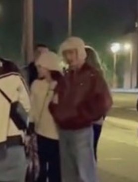 _onlytkv's tweet photo. - 180p despite taken from near
- 5pm is evening not night
- found and hyped by an armyblink
- papz didn't find him at airport but randomly saw him on the streets like tae isn't the most pv idol
- taennie always spotted 'abroad'
- all this after tnnies said 'wait for may' 

MM OK https://t.co/7Amm30i2gj