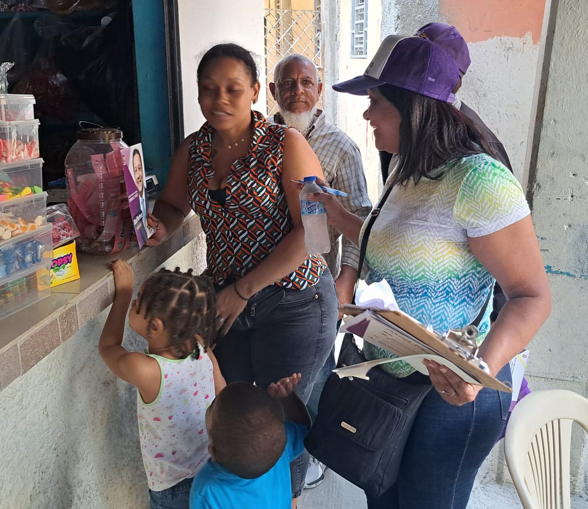 PLDC2DN's tweet photo. Seguimos recorriendo cada barrios en búsqueda de #1MillonDeAmigosParaAbel.
Nadie nos detiene... seguimos trabajando.
#AbelMartinez #AbelPresidente #ConstruyamosJuntos #c2dnpld #pldistritonacional #pldc2 #pldc2dn #PLD @AbelMartinezD https://t.co/y77c1Y70Vq