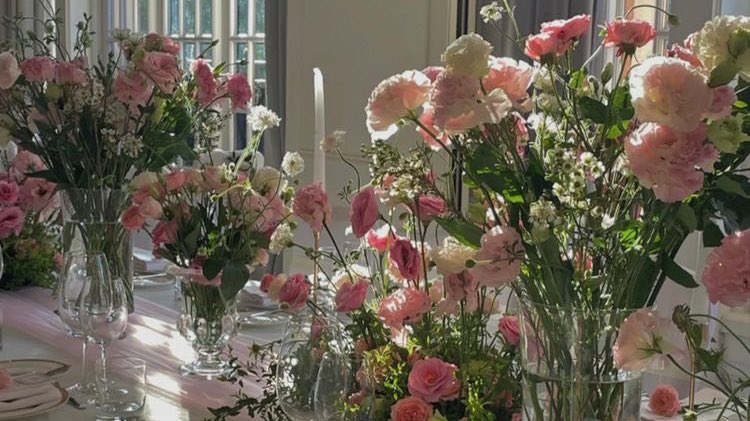 malusokay's tweet photo. Treat yourself to some fresh flowers 🤍 https://t.co/MNBoLR4MPx