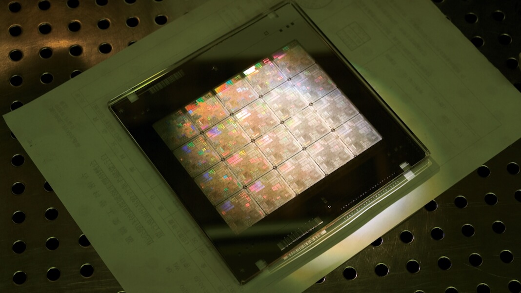 SUMexicoSummit's tweet photo. Todos hemos sido afectados por el impacto que tuvo la pandemia en la producción de chips. ¿Te imaginas qué impacto positivo tendríamos  si los chips se pudieran diseñar 40 veces más rápido y usaran 7 veces menos energía?  🏭⚡🔬💻 https://t.co/sdlLEObF34 https://t.co/1GFM5AIbah