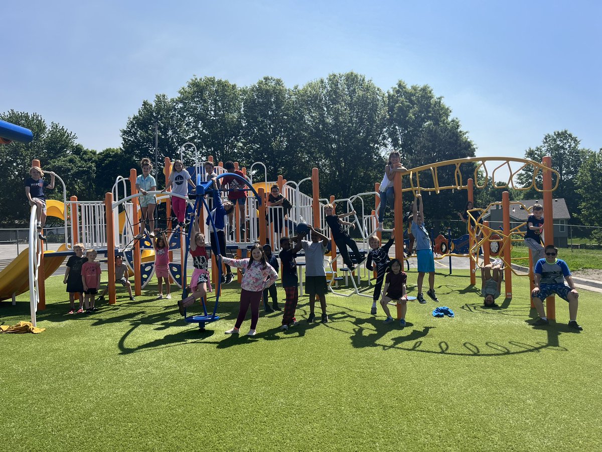 Loving this weather while celebrating these awesome students who traded in for some extra recess today! <a href="/FH_NKCSD/">Fox Hill Elementary</a>