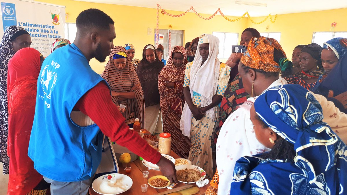WFP_Cameroon's tweet photo. #Cameroon🇨🇲

As part of Home-grown #SchoolFeeding assistance, @WFP ensures pupils &amp; parents benefit from training demonstrations on hygiene, sanitation, &amp; enriched food preparations in partnership🤝 with @ASAD

#ZeroHunger
#HGSF
#ChangingLives https://t.co/r1UdxZXDCe
