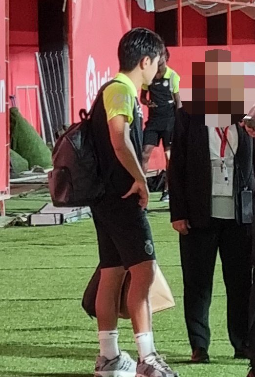 덜마른 머리,
빵빵한 가방에
양말은 접고 
손 허리

응그래,,👍