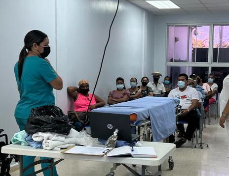 CSSPanama's tweet photo. #LosSantos 
La Dra. Kathia Jaén, médico general integrante del programa SADI del ULAPS de Tonosi, realizó un taller de movilización del paciente encamado, dirigido a cuidadores y familiares de los pacientes que pertenecen al programa.
#CSScontigo https://t.co/Q81jK4nlsW