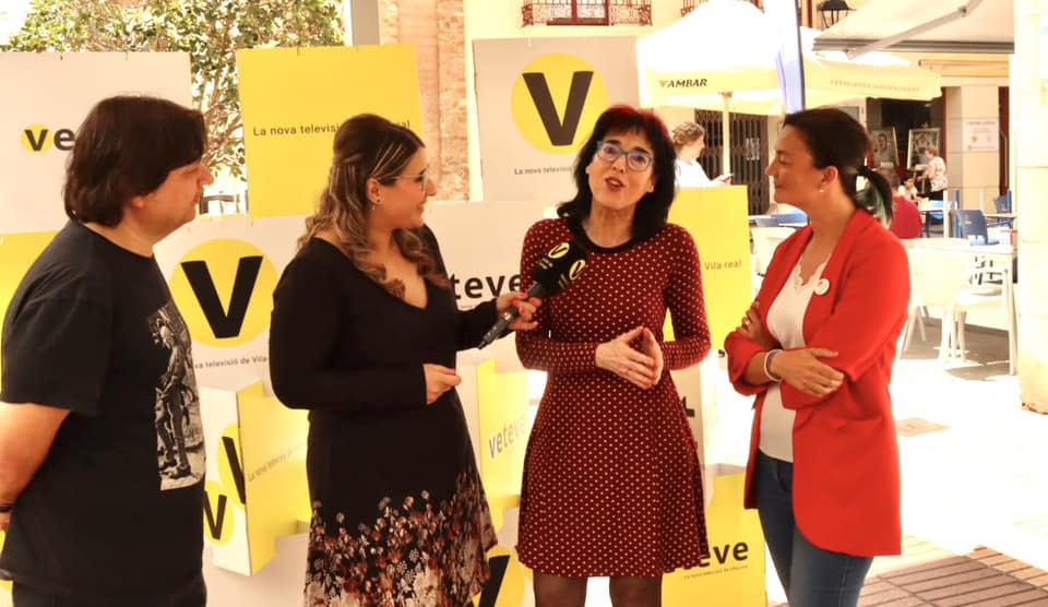 MarisaSaavedraM's tweet photo. A la TV VETEVE de Vila-real, a les #Bodeguetes en festes, entre rises parlem de la política útil, al servei de la gent treballadora, que impulsem. Amb el nostre regidor Jose Xalmeta i Silvia Peris, d #UnidesPodemEU 💜❤️ https://t.co/SekID5mmDH