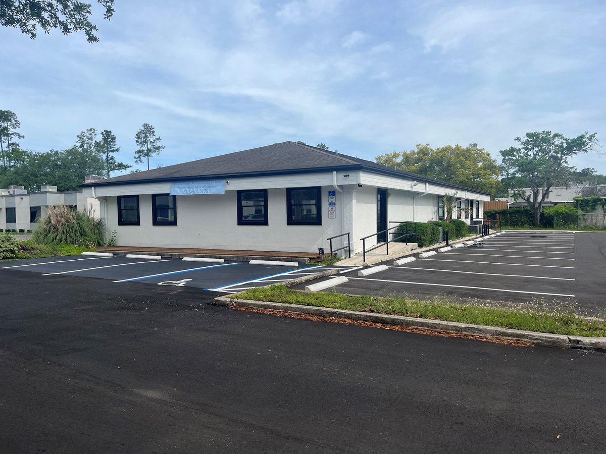 Discover this gem in Jacksonville at 3599 University Blvd S!

▶️ Ample parking, newly resurfaced lot ✨
▶️ 4,140 SF single-story building
▶️ Versatile layout for medical or office

ow.ly/Fteg50OmNxV

#HolladayHealthcare #HolladayProperties #MedicalRealEstate #MOB