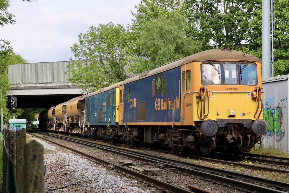 73141 “Spa Valley Railway 25 Year Anniversary” and 73201 “Broadlands” approaching #Egham on 6Y42 Hoo Junction Up Yard to Eastleigh East Yard. #Class73 @GBRailfreight