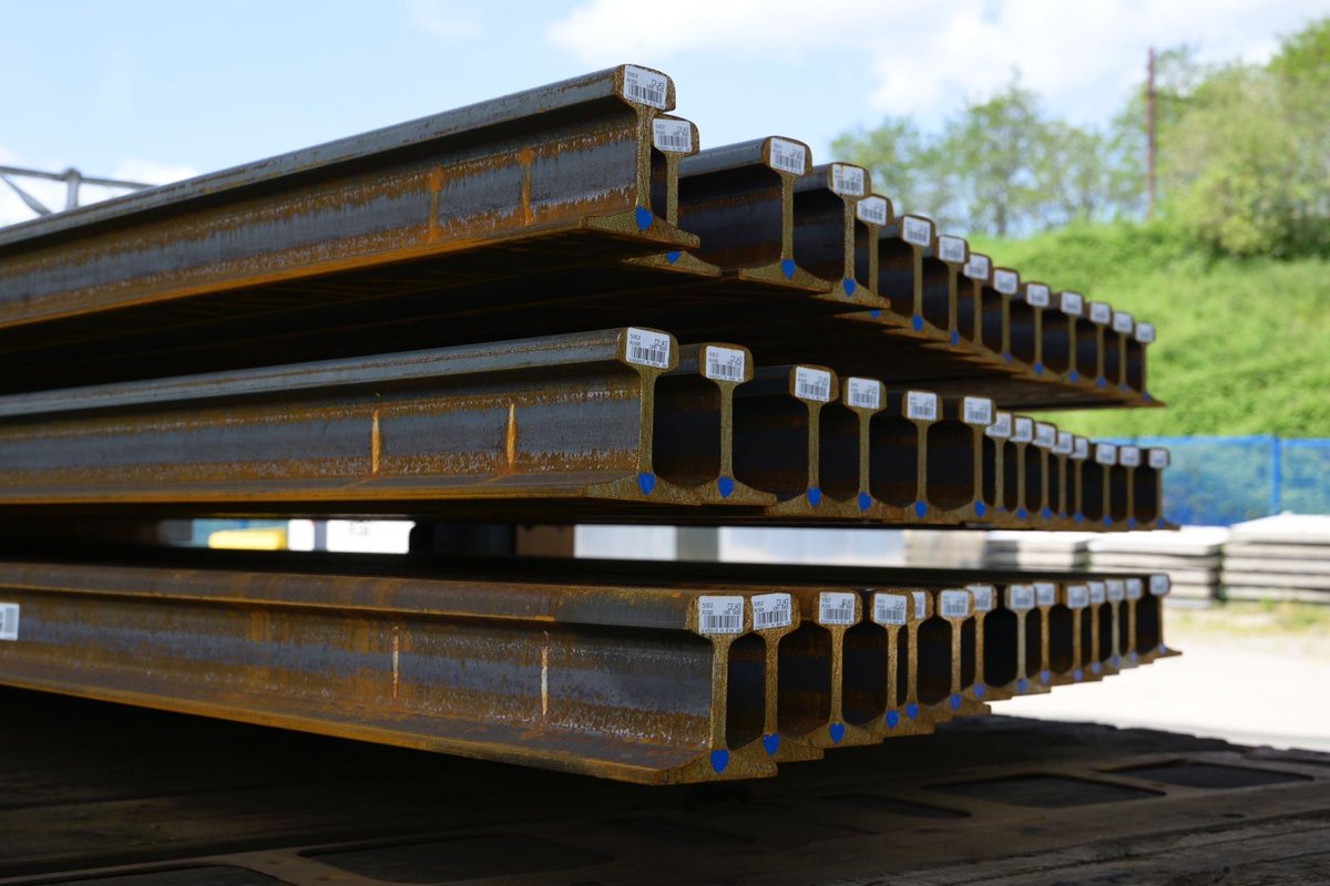 Infrabel_NL's tweet photo. 💚🚂70% minder CO2, dat is het bijzondere aan deze nieuwe "groene rails"! Hun geheim? Ze worden geproduceerd in elektrische ovens - en dus zonder steenkool - uit gerecycleerde grondstoffen♻️. #weareinfrabel #innovation #railway https://t.co/PXnxLBLDoQ