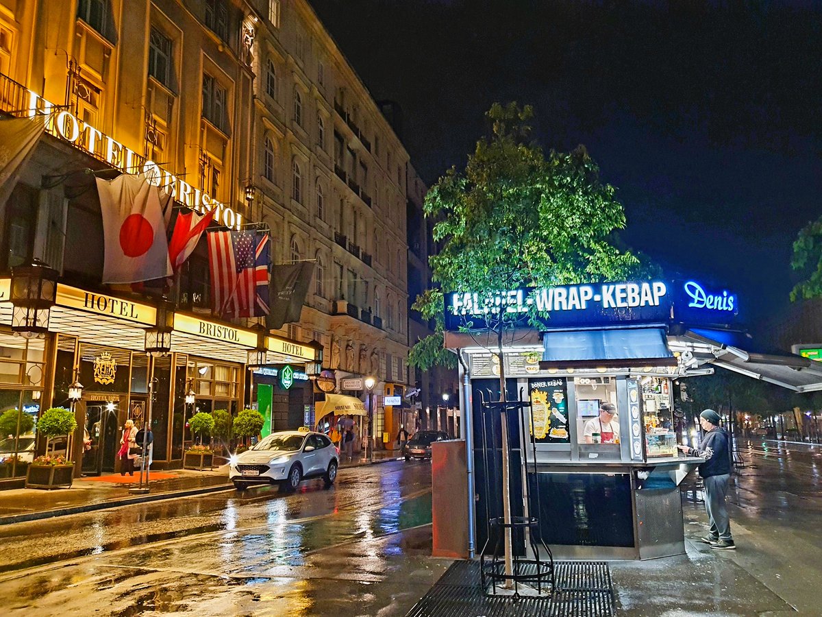 Shit weather in #Vienna #streetphotography #rain