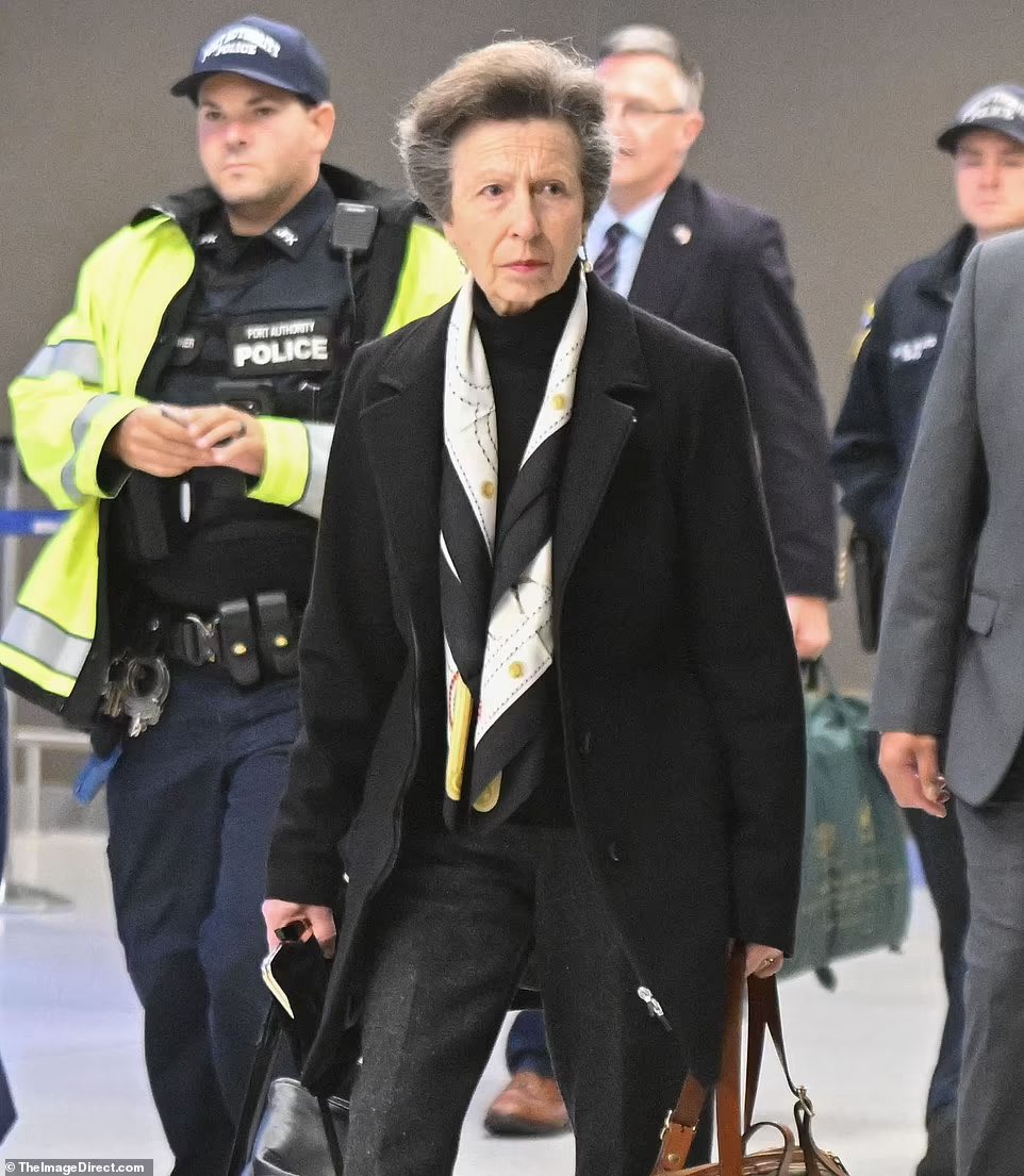 Remember when the only daughter of Queen Elizabeth II, Princess Royal and Senior working royal of the UK, carrying her own bag in NY and catching a commercial flight home? A real life Princess? #MeghanMarkIeisaLiar #MeghanMarkleExposed #MeghanMarkleIsAConArtist #WalmartWallis