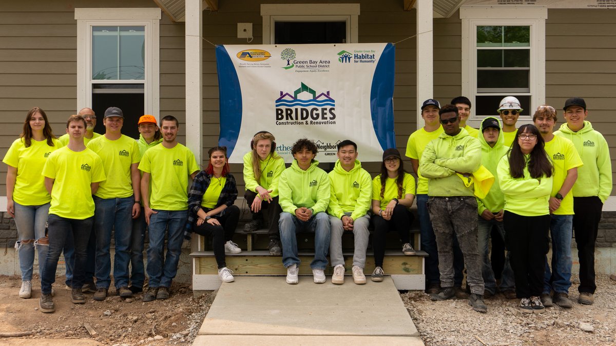 greenbayschools's tweet image. Students enrolled in the Bridges Construction &amp;amp; Renovation program celebrated this year's hard work at the house they built with NeighborWorks Green Bay located at 421 4th Street. Students represented East, JDAL, Preble and West.

#CareerReady #CollegeReady #CommunityReady