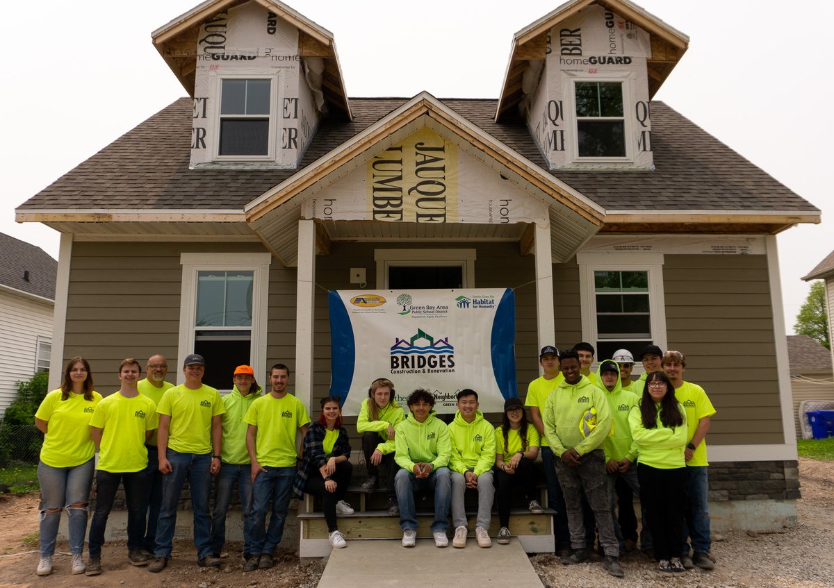 greenbayschools's tweet image. Students enrolled in the Bridges Construction &amp;amp; Renovation program celebrated this year's hard work at the house they built with NeighborWorks Green Bay located at 421 4th Street. Students represented East, JDAL, Preble and West.

#CareerReady #CollegeReady #CommunityReady