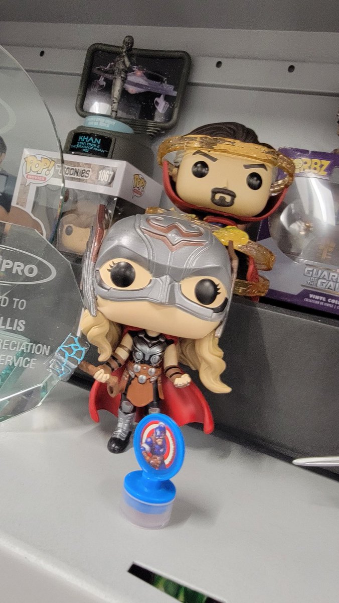 Say hello to my newest figure, #TheMightyThor!! 

#Marvel #CubicleDecoration #JaneFoster #Thor #Portman