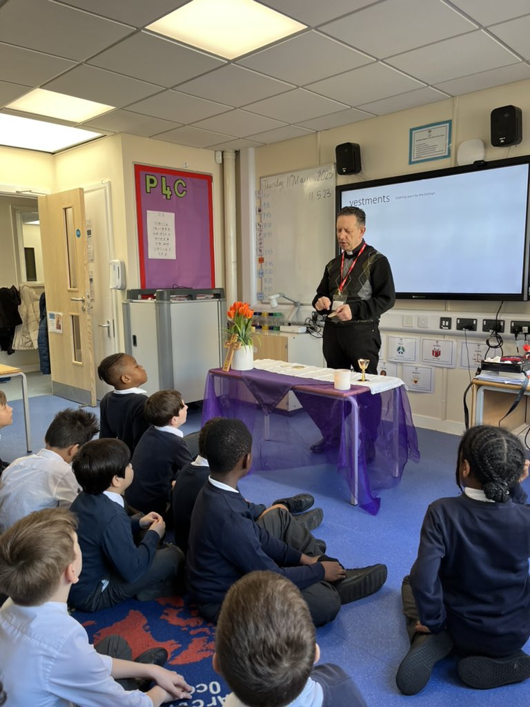 Y3SaintFrancis's tweet photo. We were honoured to have Father Jose come and speak to us about the meaning of Mass. We learned the importance of each part of Mass and had a lot of our questions answered! #REstannesgae1 @StAnnesgaCPS https://t.co/q1K0WOrlav