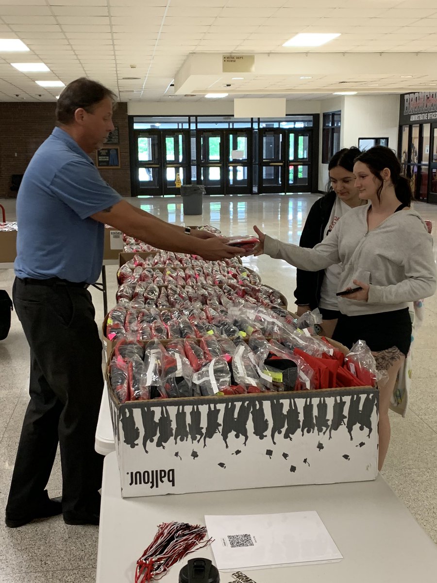 jeff_principal's tweet photo. Big day on campus for the Class of 2023!! Once the caps and gowns arrive, it starts to get real! ❤️🖤 https://t.co/kFFi3th9Sb