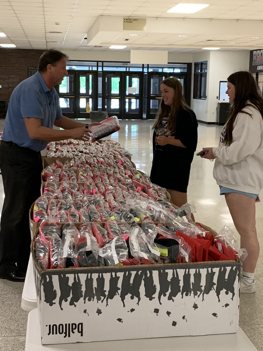 jeff_principal's tweet photo. Big day on campus for the Class of 2023!! Once the caps and gowns arrive, it starts to get real! ❤️🖤 https://t.co/kFFi3th9Sb