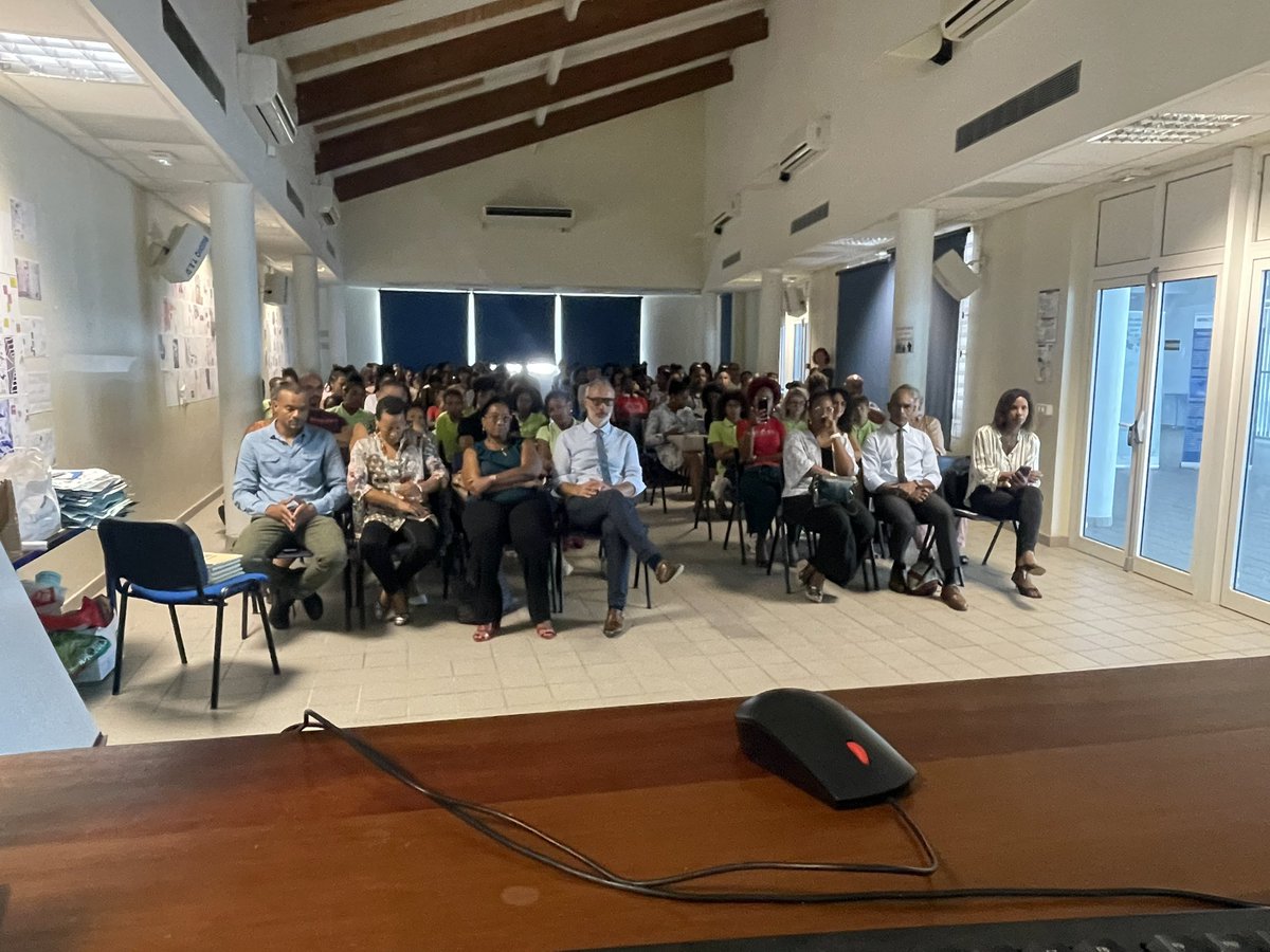 Aujourd’hui, la mission #EDD de l’<a href="/acmartinique/">Académie de Martinique</a> a eu le plaisir de labelliser 21 écoles et établissements #E3D.
Mme la Rectrice nous a fait l’honneur de remettre les attestations #E3D et féliciter chaque école et établissement pour son engagement en faveur de l’#EDD.