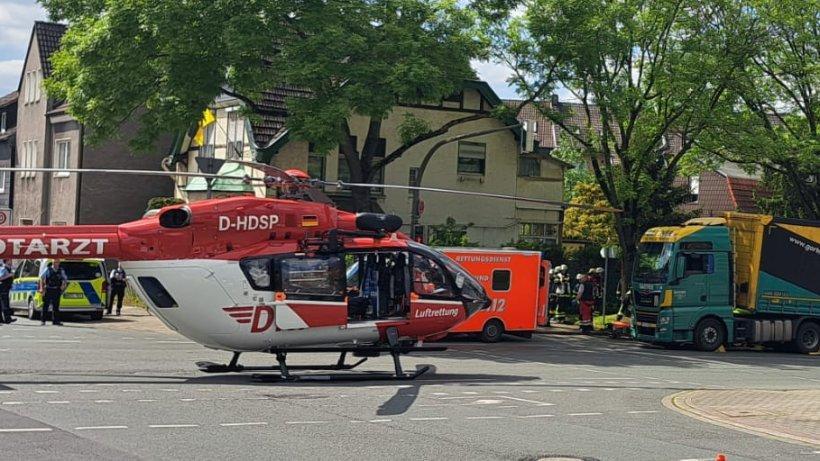 WAZ_Redaktion's tweet photo. Lkw überrollt Radfahrer in Dortmund – Hubschrauber landet https://t.co/yNWcViGSWf https://t.co/awOkHAhh7Q