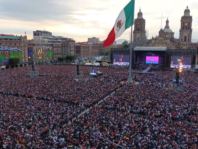 luisdenis's tweet photo. Y por qué no? #LuisMiguelEnElZócalo ? #LMenelzocalo #LuisMiguel #Zocalo #CDMX #Viral https://t.co/2JILKkGmQP