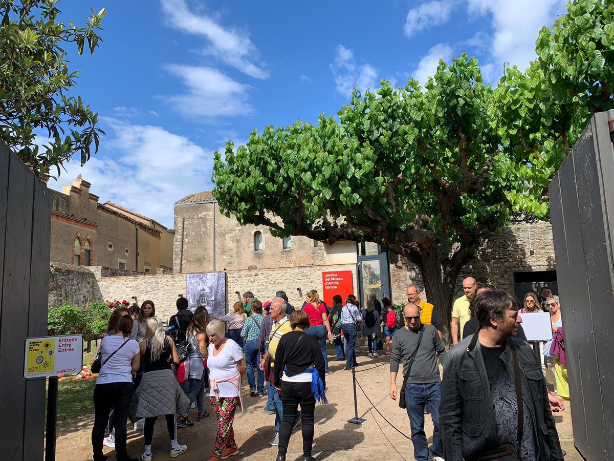 Avui el <a href="/MuseuArtGirona/">Museu d'Art de Girona (md'A)</a> bull de persones… als jardins del museu amb visitants del #TempsdeFlors a la instal•lació de <a href="/patricia_maseda/">Patrícia Maseda</a> i <a href="/JaumeGeli/">Jaume Geli</a> amb <a href="/AmicsMdA/">AmicsMdA</a>