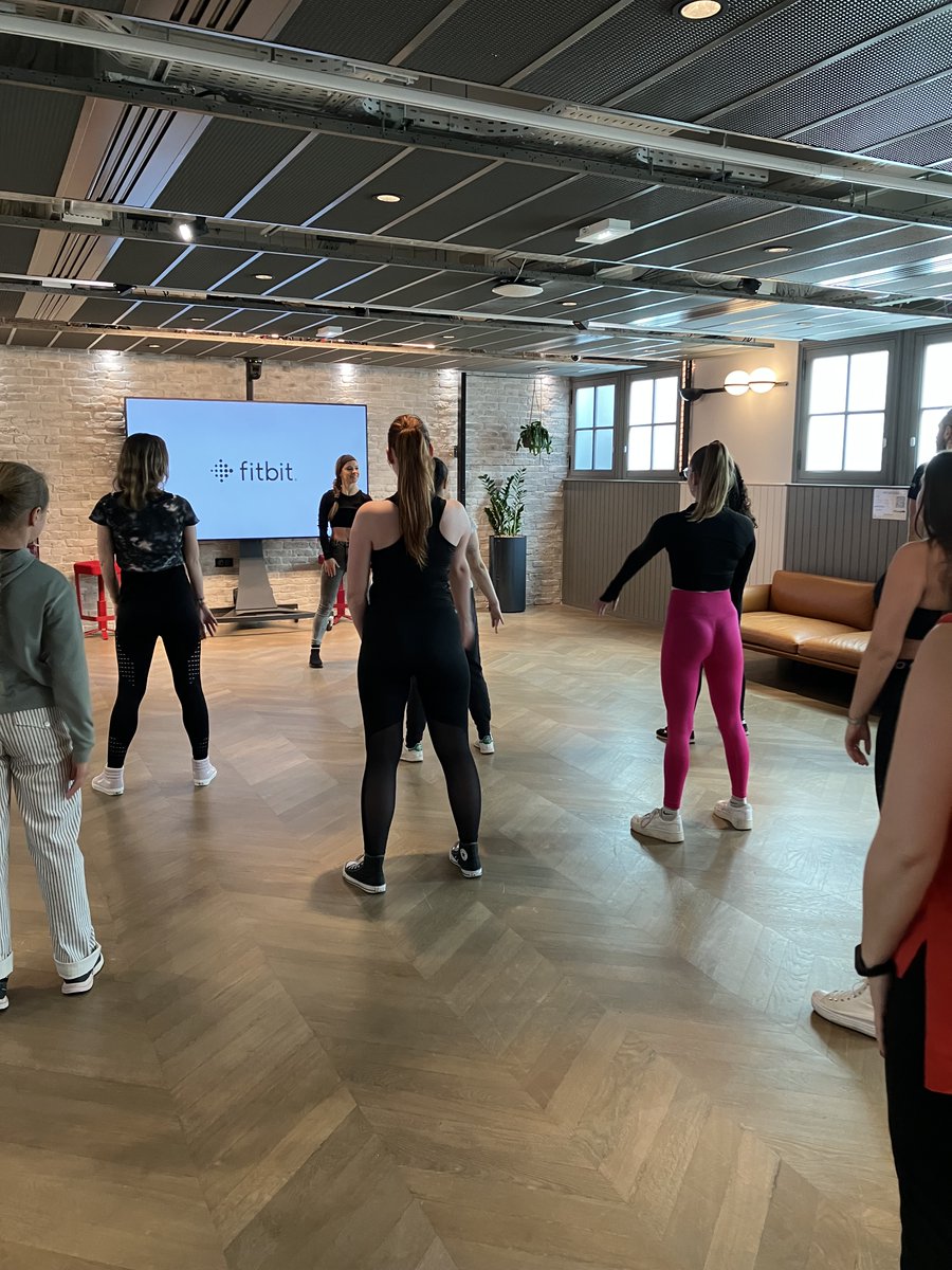 OMCReputationFR's tweet image. Retour en image sur un cours de #danse organisé par @Fitbit_FR et animé par leur ambassadrice, @DenitsaOff 💃

Durant une heure, les gagnants du concours ont bougé au rythme de la musique. Un cours intimiste, agrémenté de conseils personnalisés par Denitsa ! 👏