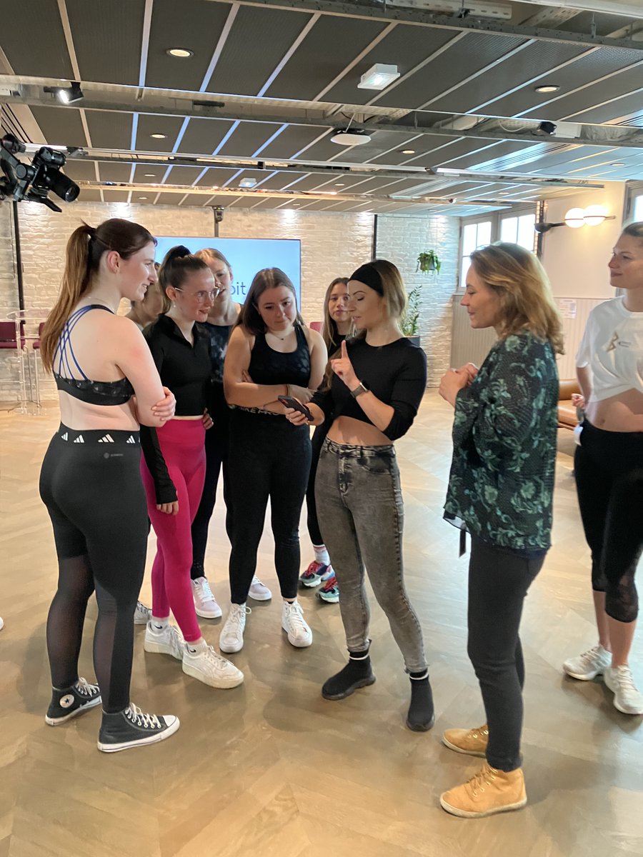 OMCReputationFR's tweet image. Retour en image sur un cours de #danse organisé par @Fitbit_FR et animé par leur ambassadrice, @DenitsaOff 💃

Durant une heure, les gagnants du concours ont bougé au rythme de la musique. Un cours intimiste, agrémenté de conseils personnalisés par Denitsa ! 👏