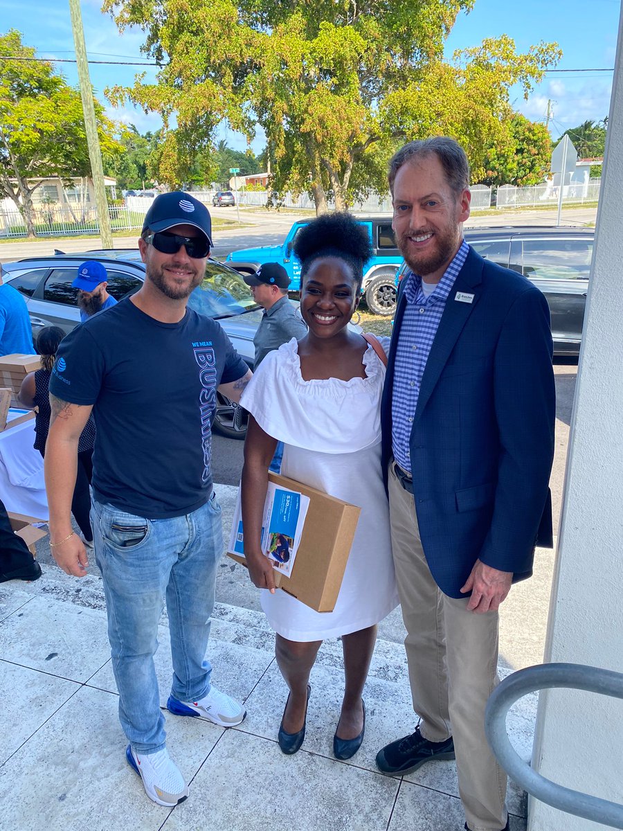 BranchesFL's tweet photo. Empowering families by providing access to #technology!! THANK YOU so much @ATT and @compudopt for providing over 100 laptops for the 48 Branches Lakeview families we serve every day, as well as 50+ #smallbusinesses that we coach through our Micro-Business Program!
#Branchesfl https://t.co/zItkgIywDG