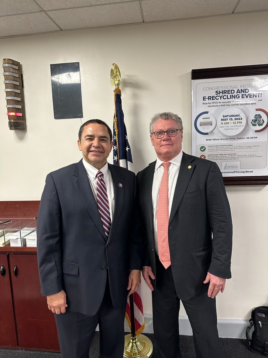 RepCuellar's tweet image. This morning, I met with Dr. Scott Kercheville, an anesthesiologist in San Antonio. We discussed improving health care for South Texas.
 
Thank you for visiting me! I look forward to continuing our important work.