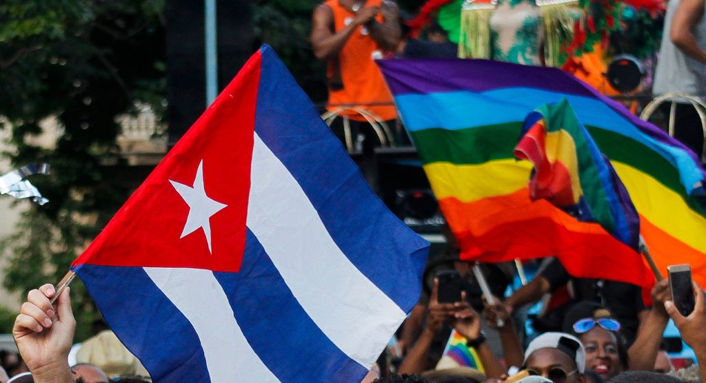 Saludamos hoy desde #Cuba el Día Mundial contra la Homofobia, la Transfobia y la Bifobia.
En nuestro país se reconocen #TodosLosDerechosParaTodasLasPersonas. Muestra de ello lo constituye el nuevo #CódigoDeLasFamilias.
#PorTodasLasFamilias ❤️