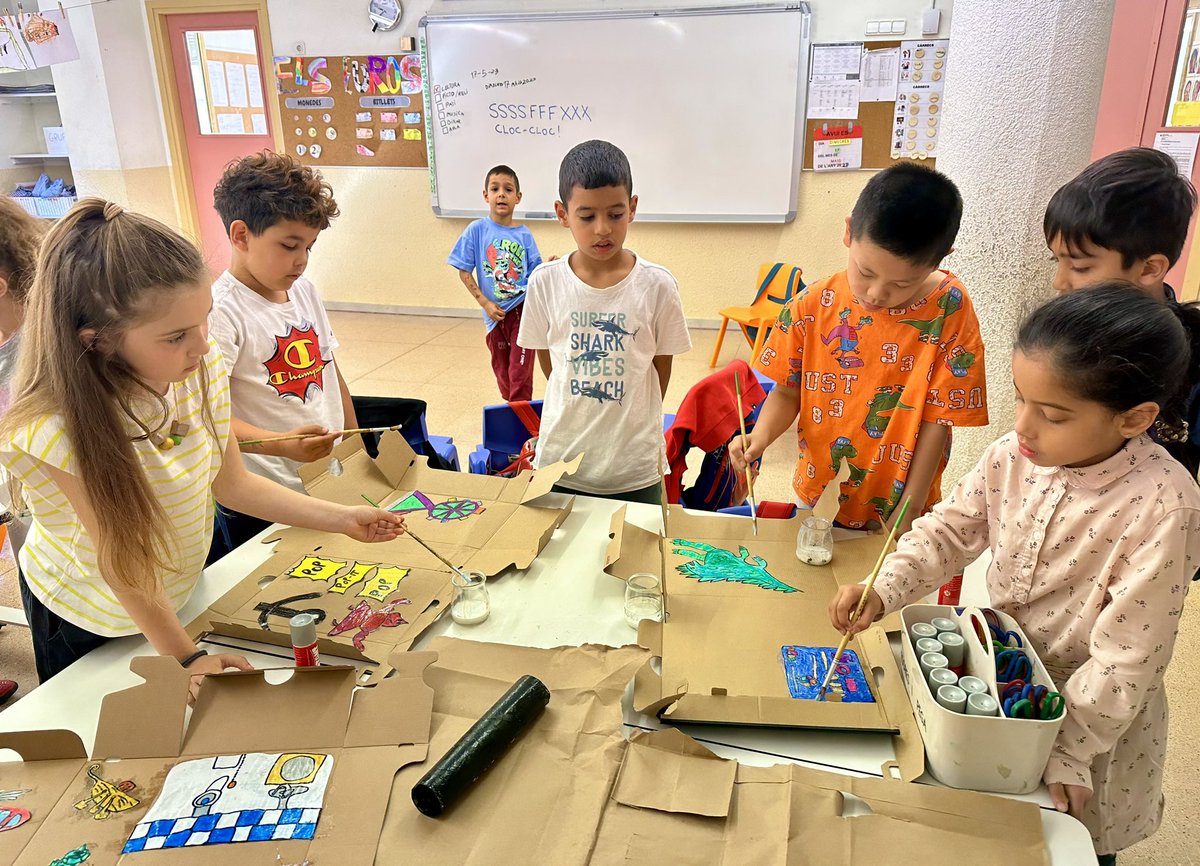 Personatges descrits amb atributs impossibles protagonistes de la nostra història. Som una fàbrica d’idees, les endrecem a la introducció, nus i desenllaç. Il.lustrem la seqüenciació als pictomapes, la dramatitzem i ara dissenyem les titelles! <a href="/PictoEscritura/">PictoEscritura</a> <a href="/consorciedubcn/">Consorci d'Educació</a>