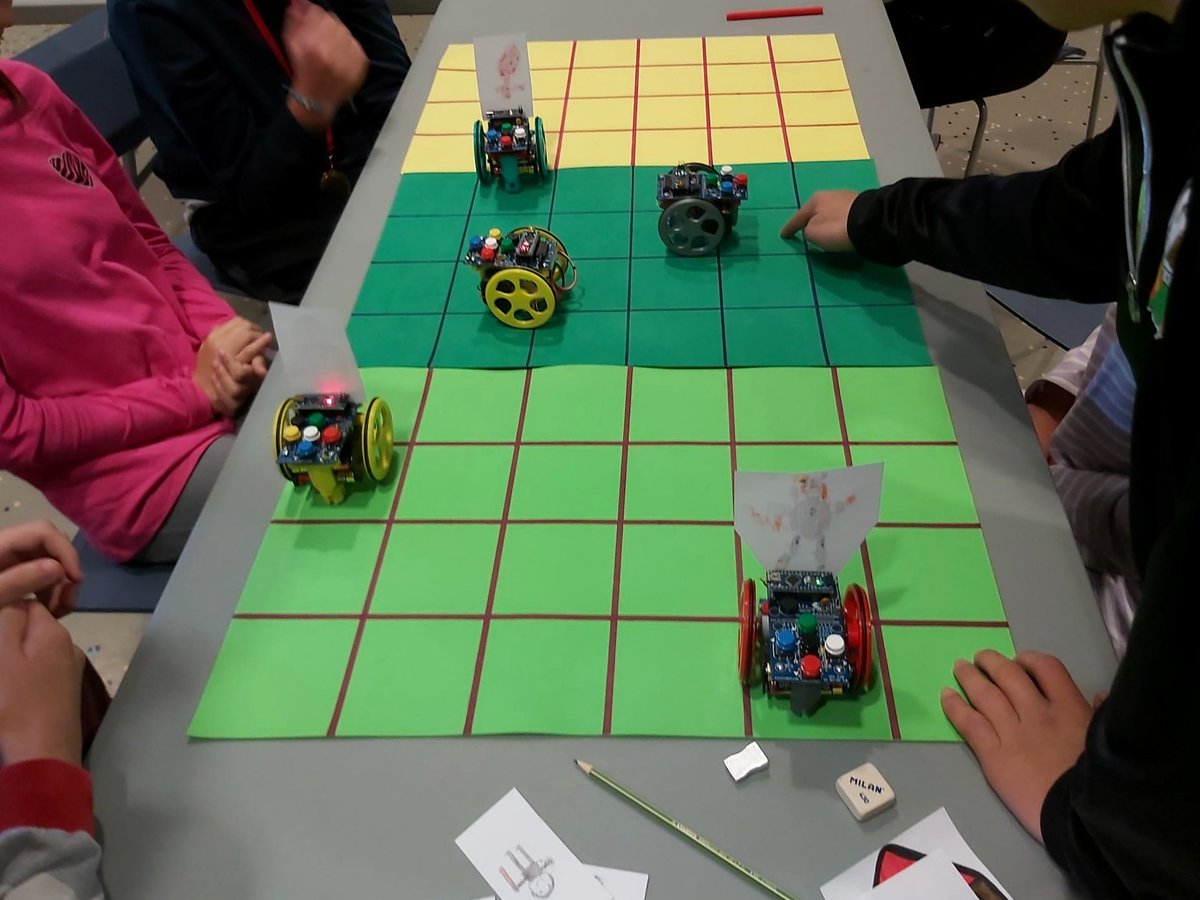 bibliotequesgr's tweet image. 🤖 Hem acabat els dos labs portàtils tecnòlogics amb l'Escola Montserrat Montero.

😛 S'ho han passat d'allò més bé experimentant amb la robòtica. 

📕 Amb els escornabots han animat personatges i jugat amb els seus contes preferits.

#BibliolabXBM @bibliotequesXBM @GRN_cultura