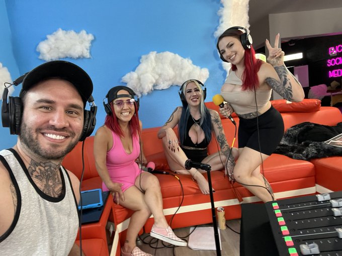 Love these idiots @jerzjess @SolaraLuxx @Tianna_02  🎥 @TrippyHouses https://t.co/B0tF7xkJRn<a class="tags" href="/tag/jerzjess">@jerzjess</a><a class="tags" href="/tag/solaraluxx">@solaraluxx</a><a class="tags" href="/tag/tianna_02">@tianna_02</a>