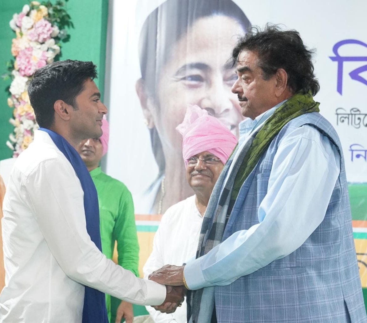 TMCNaboJowar's tweet photo. Breaking bread together is the ultimate act of camaraderie! Today, Shri @abhishekaitc interacted with union leaders over 'Litti Chokha' at Jamuria, Paschim Bardhaman.

#TrinamooleNaboJowar #JonoSanjogYatra https://t.co/wvQtLXgtrU