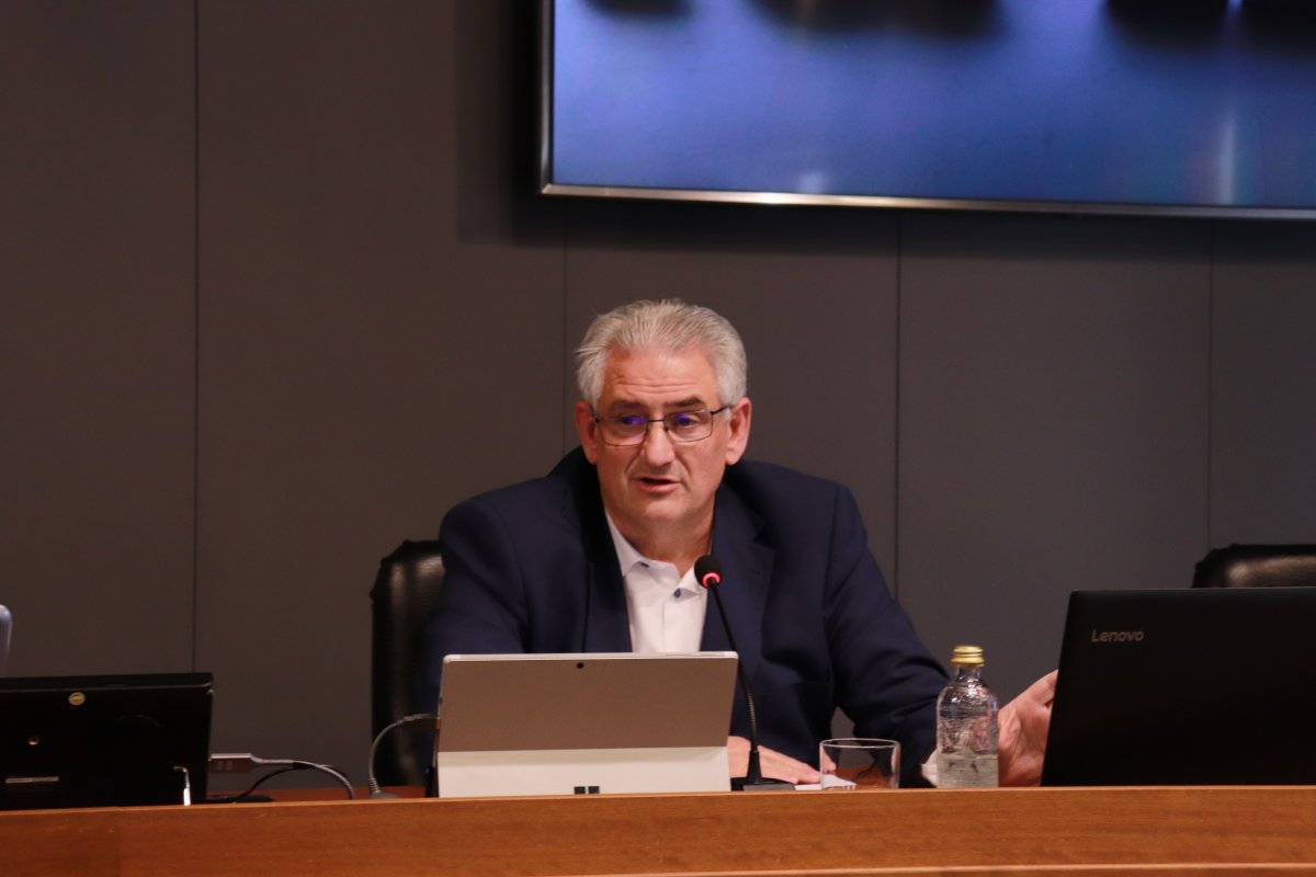ICALI_ColegAbog's tweet photo. El dir. general de @MutuaAbogacia @Rafael_NavasL explica en #ICALI la adaptación de cuotas de los mutualistas alternativos al nuevo sistema de autónomos y la nueva cobertura por cese de actividad con fondo de ahorro colaborativo, y responde a preguntas de la colegiación https://t.co/Wq1mtOamoM