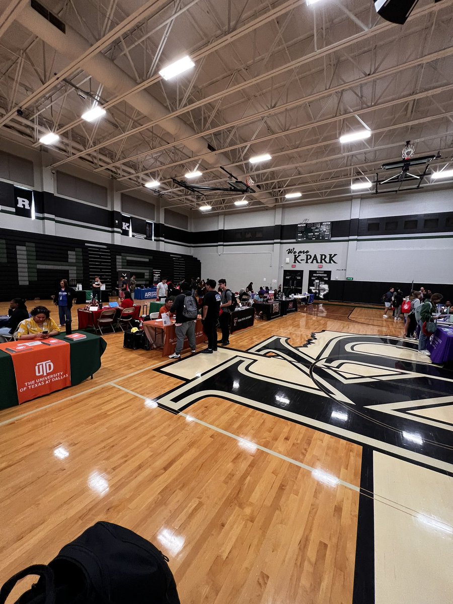 BeanTalya's tweet photo. @KPHS_AVID organized an awesome College and Career day for the ENTIRE junior class of @HumbleISD_KPHS Its been a wonderful variety of current college students, different colleges and trade schools! Amazing job organizing Mrs.Prescott 💜 https://t.co/KZIi1LuNwD