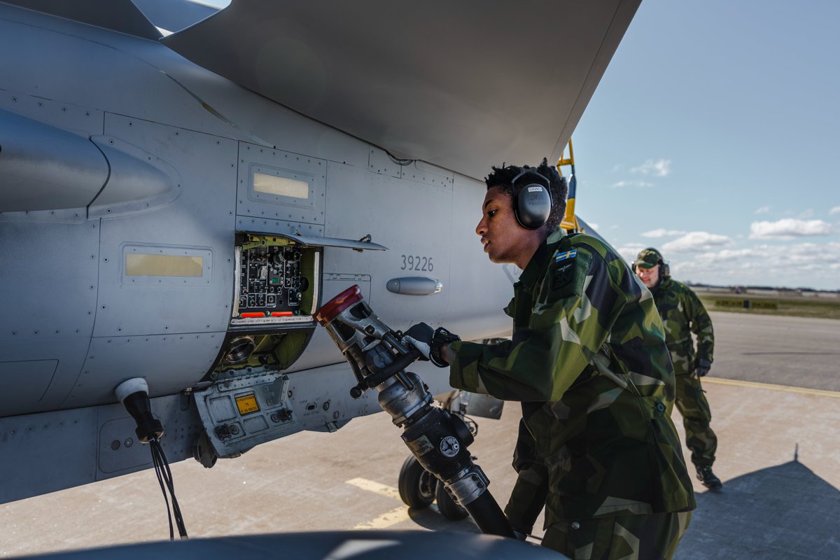Har du genomfört en grundutbildning med värnplikt och vill jobba i Försvarsmakten? Nu har Upplands flygflottilj (F 16) ett flertal lediga jobb. Bland annat söker vi sambandsoperatörer, luftbevakningssoldater, cybersoldater och hjälpmekaniker.

Läs mer på bit.ly/3Il0xbP